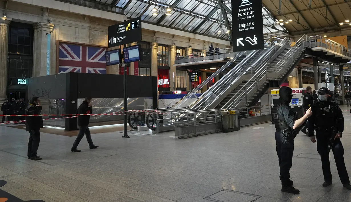 Petugas polisi mengamankan akses kereta Eurostar yang menghubungkan Prancis ke Inggris, di stasiun kereta Gare du Nord, Rabu (11/1/2023). Seorang penyerang dengan pisau melukai enam orang dalam serangan tak beralasan di stasiun kereta api Gare du Nord yang sibuk di Paris pada Rabu pagi sebelum ditembak oleh polisi," kata Menteri Dalam Negeri Prancis.  (AP Photo/Michel Euler)