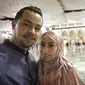 Pasangan suami istri Sultan Djorgi dan Annisa Trihapsari sedang melaksanakan ibadah umrah di Tanah Suci Makkah. Beberapa foto dibagikan oleh bintang sinetron Kau Seputih Melati di Instagram. (Instagram/Sultan Djorghi)