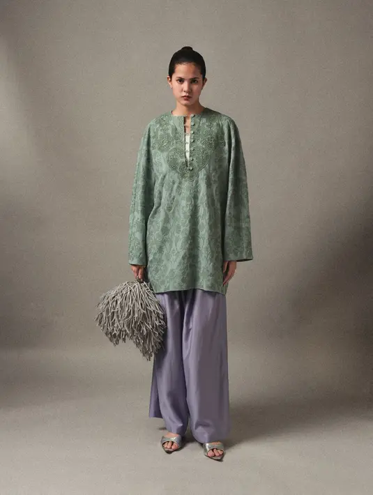 SAPTO DJOJOKARTIKO menghadirkan palet warna yang mencerminkan ketenangan dan keanggunan untuk koleksi Ramadan 2025. Nuansa lembut seperti Oyster (putih gading), Iris (biru-ungu muda), Ming (hijau), dan Chai (cokelat) memberikan sentuhan yang tenang namun tetap bergaya.  [Dok/SAPTO DJOJOKARTIKO].