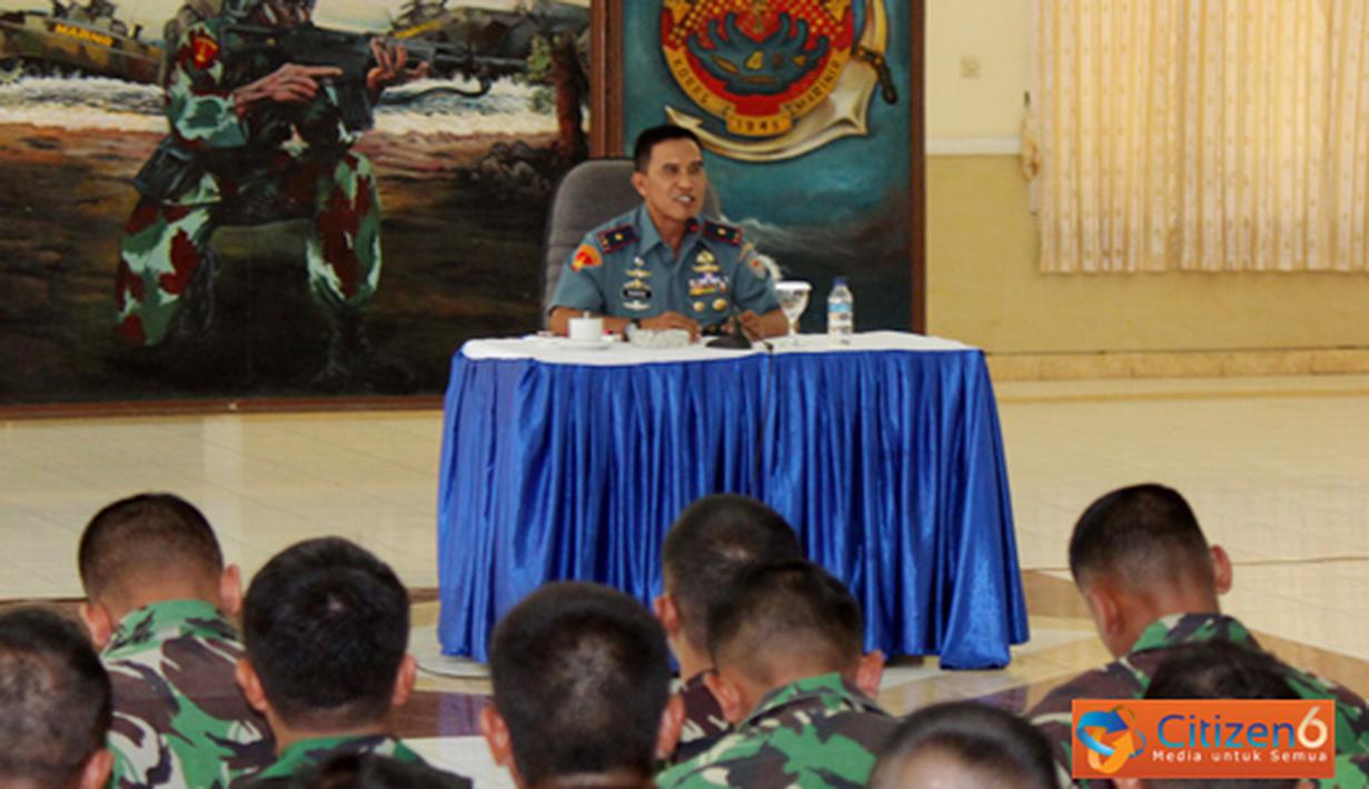 Citizen6, Surabaya: Setelah selesai melaksanakan apel khusus, Komandan Korps Marinir memberikan arahan kepada seluruh Perwira Marinir Wilayah Timur di ruang rekreasi Batalyon Arhanud-1 Marinir. (Pengiirm: Budi Abdillah).