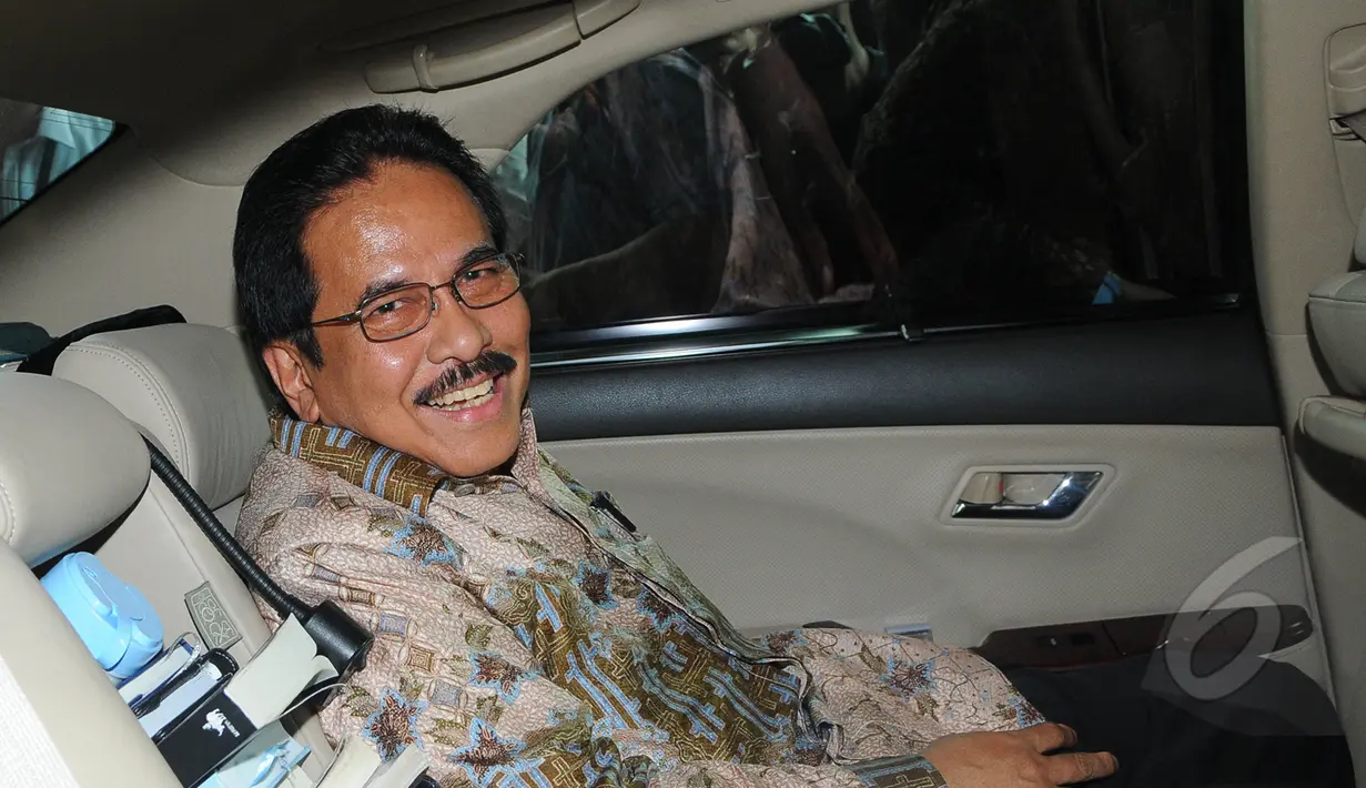 Menko Perekonomian Sofyan Djalil berada di dalam mobil usai Rapat Koordinasi dengan pimpinan KPK, di Gedung KPK, Jakarta, Kamis (19/3/2015). Rapat Koordinasi tersebut untuk membahas perdagangan harga gula di Indonesia. (Liputan6.com/Herman Zakharia)