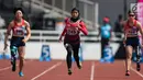 Pelari Indonesia, Tiarani Karisma Evi beradu cepat pada final Asian Para Games cabang atletik nomor lari 100 meter T42 / T63 di SUGBK, Jakarta, Rabu (10/10). Evi mengalahkan dua atlet Jepang, Maekawa Kaede dan Tozawa Tomomi. (Bola.com/Vitalis Yogi Trisna)