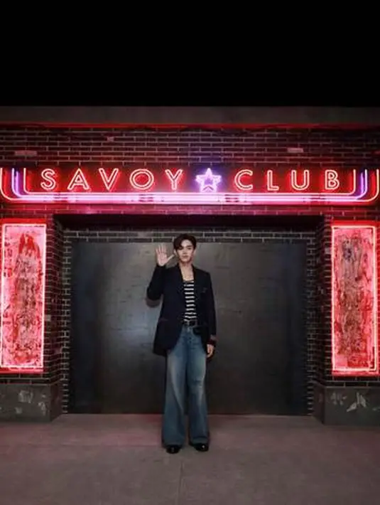 Lucas Wong hadir mengenakan jaket Gucci Ouverture biru tua dengan detail Gucci Eschatology serta cotton tank bergaris biru dan putih. Celana denim organik dengan potongan cutbray memberi kesan retro pada penampilannya (Foto: Gucci)