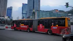 Bus TransJakarta melewati kawasan Bundaran HI, Jakarta, Senin (9/3/2015). PT Transjakarta menghentikan operasional 30 bus merek Zhongtong pasca insiden terbakarnya bus buatan Tiongkok itu pada Minggu (8/3) kemarin. (Liputan6.com/Faizal Fanani)