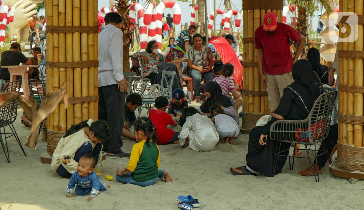 Berbagai tenant di Aloha PIK 2 hadir dengan arsitektur tropikal dengan elemen kayu, jerami, rotan, bambu, dan juga open space balcony. (merdeka.com/Arie Basuki)