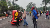 Salah satu mobil polisi yang dirusak pendemo saat melakukan unjuk rasa tolak Omnibus Law di Palembang (Liputan6.com / Nefri Inge)
