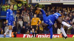 Jimmy Floyd Hasselbaink. Eks striker Belanda yang kini berusia 50 tahun dan telah pensiun pada Juli 2008 bersmaa Cardiff City ini tercatat sempat membela Chelsea selama 4 musim mulai 2000/2001 hingga 2003/2004. Ia total mencetak 12 gol bagi The Blues dari titik penalti di Liga Inggris dari 12 kesempatan alias 100 persen berhasil berbuah gol. (AFP/Jim Watson)