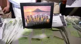 Delapan mawar putih dan sejumlah pesan untuk lima jurnalis serta tiga kru kapal Arupadhatu 1 diletakkan di pinggir dermaga Carita, Pandeglang, Banten, Kamis (17/9/2026). Mawar dan pesan tersebut menjadi bentuk doa serta harapan bagi delapan penumpang Arupadhatu 1 yang hilang kontak di perairan Selat Sunda. (KLY/Budy Santoso)
