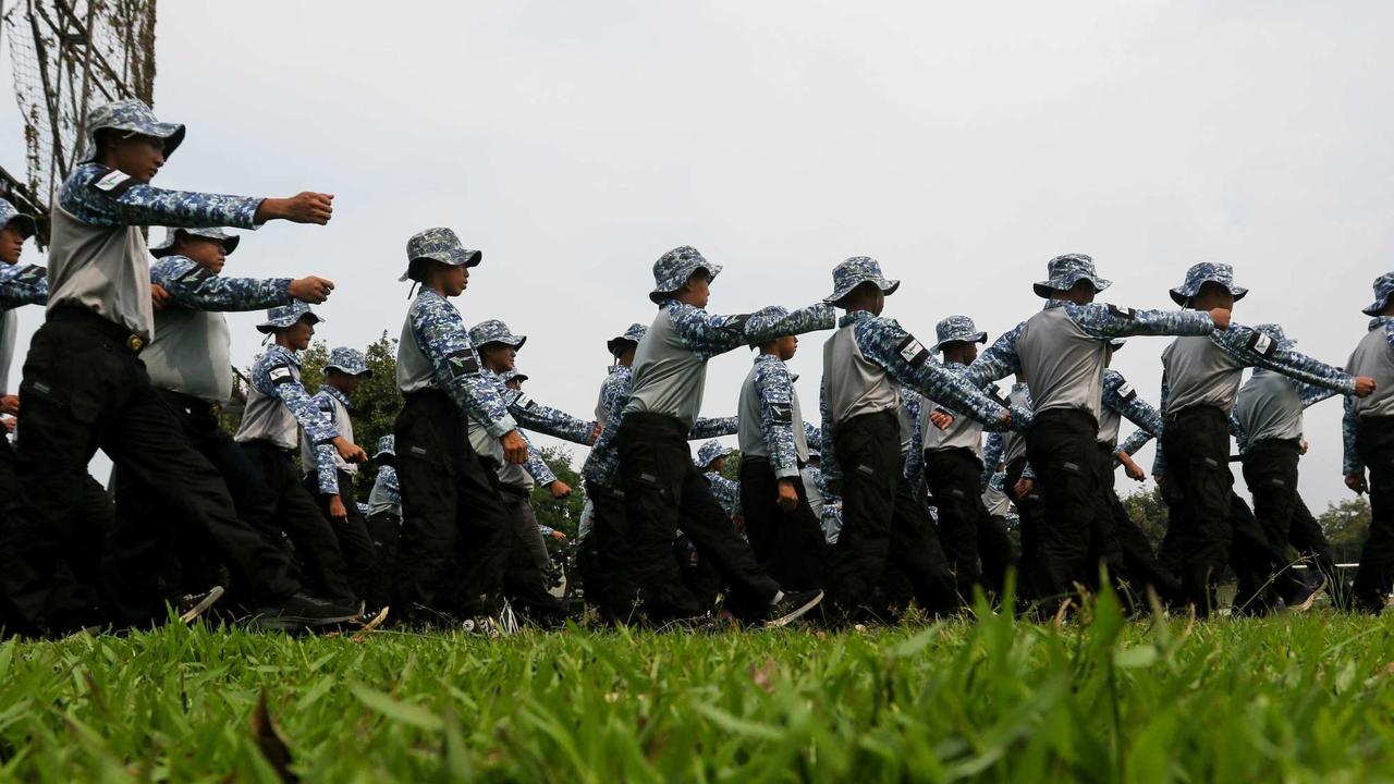Pelajar 'Lulus' Pendidikan Barak Militer Dedi Mulyadi Langsung Sujud di Kaki Ibu