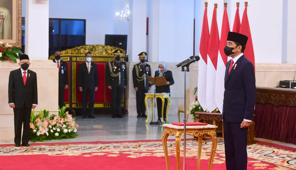 Presiden Joko Widodo memimpin pengucapan sumpah jabatan 17 Duta Besar Luar Biasa Berkuasa Penuh (LBBP) di Istana Negara Jakarta, Senin (25/10/2021). Salah satunya adalah Fadjroel Rachan yang menjadi Dubes LBBP RI untuk Republik Kazakhstan merangkap Republik Tajikistan. (Foto: Setpres/Lukas)
