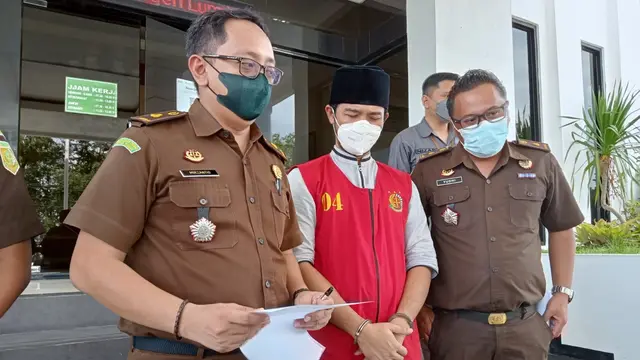 Tersangka  pembuang sesajen di lereng Gunung Semeru Hadfana Firdaus (Tengah) dilimpahkan ke Kejaksaan Negeri Lumajang. (Istimewa)