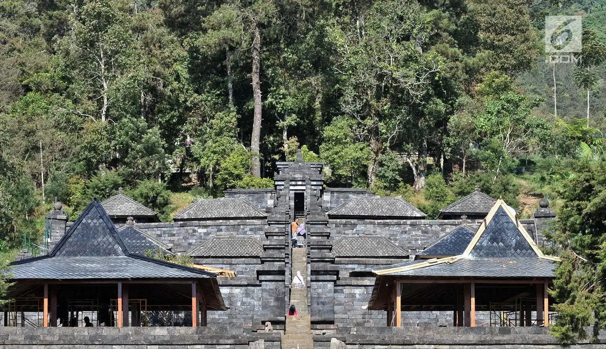 Aktivitas pengunjung dan kegiatan ibadah umat Hindu di Candi Cetho, Karanganyar, Jawa Tengah, Sabtu (25/8). Kemendikbud memugar pendopo di kompleks Candi Cetho untuk menghindari kerapuhan. (Merdeka.com/Iqbal Nugroho)