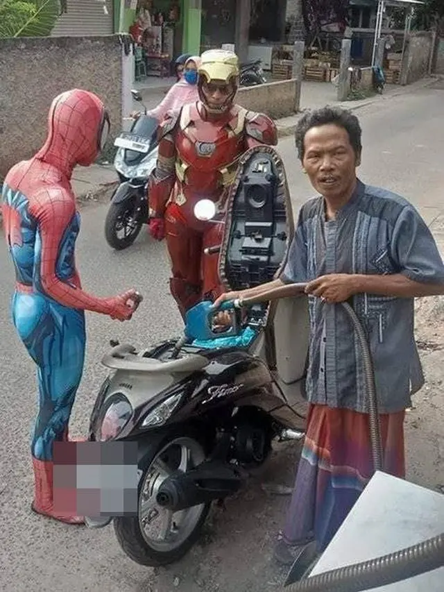 7 Potret Absurd Orang Pakai Kostum Spider-Man Ini Bikin Orang Heran