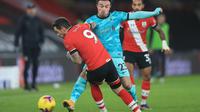 Striker Southampton, Danny Ings dijegal pemain Liverpool, Xherdan Shaqiri pada laga lanjutan Premier League 2020/2021, Selasa (05/01/2021) dini hari WIB. (AFP)