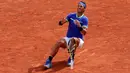 Petenis Spanyol, Rafael Nadal berselebrasi setelah mengalahkan Stan Wawrinka pada final Prancis Terbuka di Roland Garros, Minggu (11/6). Sejak pertama kali juara pada 2005, Nadal sudah mengumpulkan 10 gelar juara (La Decima). (AP Photo/Christophe Ena)