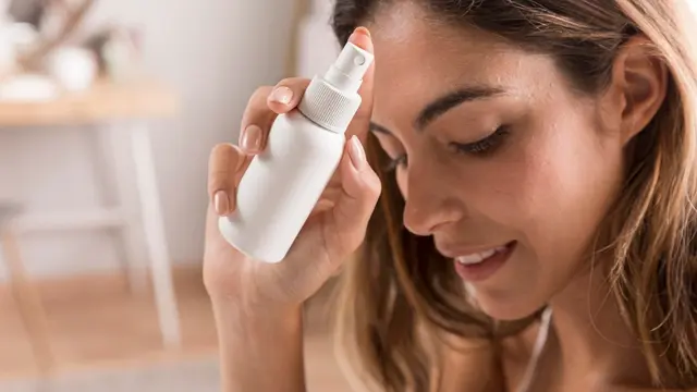 Cara Mengunci Makeup dengan Teknik Sandwich Setting Spray (Foto/Sumber: Freepik)