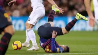 Pemain Barcelona, Lionel Messi terjatuh saat bertanding melawan Valencia dalam lanjutan Liga Spanyol di Camp Nou, Spanyol, Minggu (3/2). Dua gol Messi membuat pertandingan berakhir 2-2. (AP Photo/Manu Fernandez)