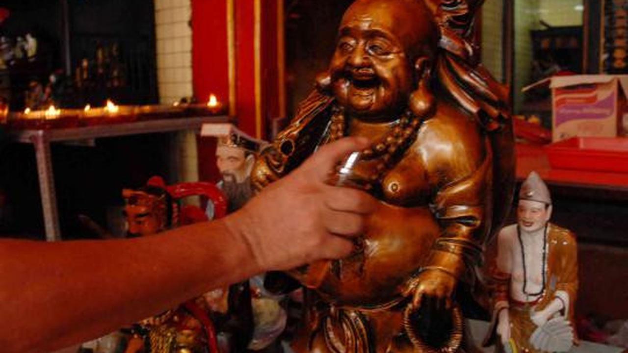 Memandikan patung dewa jelang perayaan Imlek