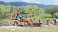 Gugus Tugas covid-19 Kabupaten TTS saat menggali jenazah yang hilang. ( Foto istimewa)