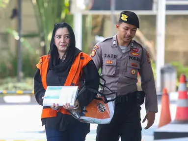 Tersangka kasus dugaan korupsi pengadaan barang dan jasa outsourcing (tenaga alih daya) serta lainnya di lingkungan Pemerintah Kabupaten Pekalongan untuk tahun anggaran 2023–2026, Fadia Arafiq (kiri), saat tiba di Gedung Merah Putih Komisi Pemberantasan Korupsi (KPK), Jakarta, Rabu (29/4/2026). (merdeka.com/Arie Basuki)