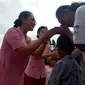 Juliati Sigit Prabowo yang juga Ketua Pembina Yayasan Kemala Bhayangkari (YKB) saat menyapa warga di hunian tetap penyintas gempa Palu, Kamis (23/2/2023). (Foto: Heri Susanto/ Liputan6.com).