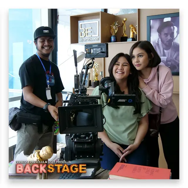 Pertama Kali Main Film Bareng, Ini 6 Potret Sissy Priscillia dan Vanesha saat Syuting