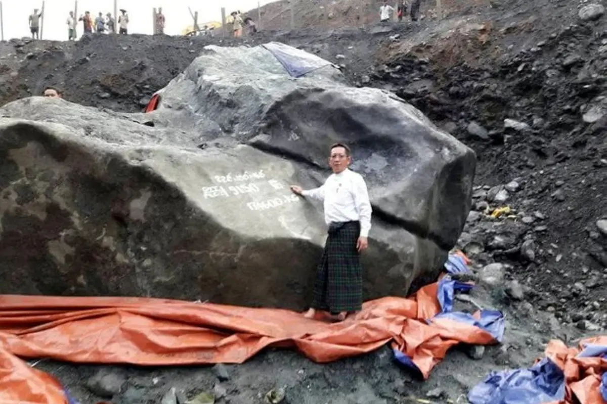Batu Giok 175 ton yang ditemukan di Myanmar. (SWNS)