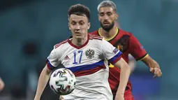 Gelandang timnas Rusia, Aleksandr Golovin dan gelandang Belgia, Yannick Carrasco bersaing pada Matchday 1 Grup B Euro 2020 di Stadion Saint-Petersburg, Minggu (13/6/2021) dini hari WIB. Rusia berhasil mengandaskan Rusia 3-0 dengan dua gol dari Romelu Lukaku. (AP Photo/Kirill Kudryavtsev, Pool)