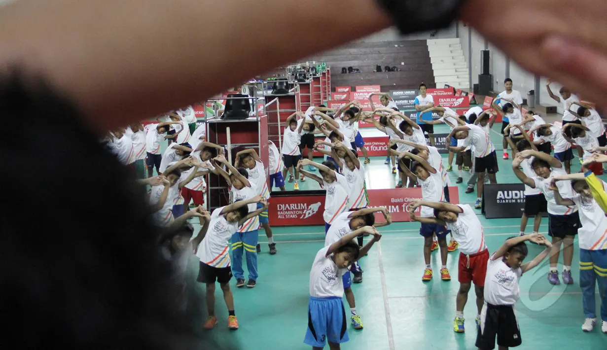 Para atlet muda bulu tangkis sedang mengikuti Coaching Clinic di Gor ASA Cilegon, Banten, Sabtu (14/3/2015). Kegiatan ini sebagai pemasalan bulutangkis keseluruh Indonesia. (Liputan6.com/Helmi Afandi)