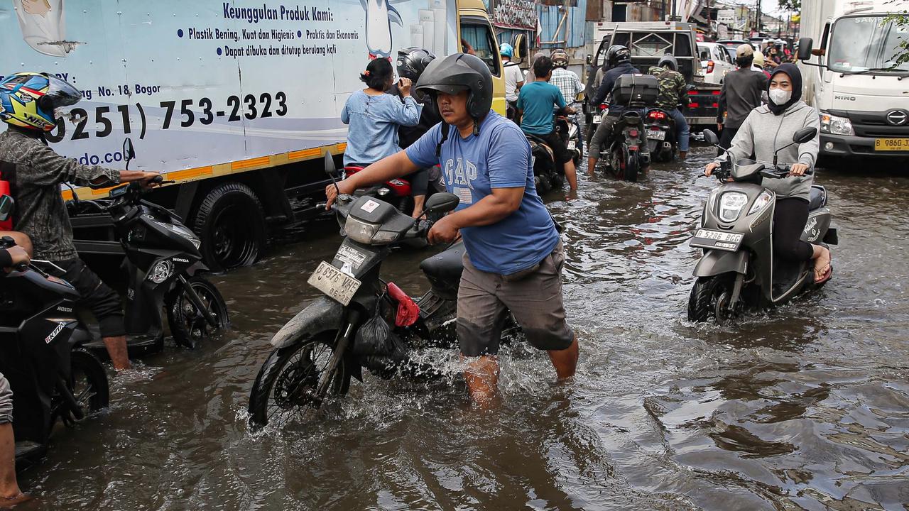 Banjir di Jalan Kamal Raya Jakarta Barat