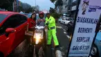 Seorang petugas bersama Pandu Jalan Fullo melakukan sosialisasi tertib berlalu lintas di kawasan perempatan Cideng, Jakarta, Senin (23/2). (Liputan6.com/Johan Tallo)