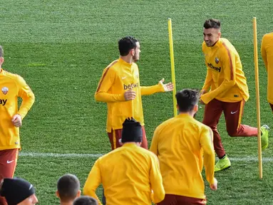 Para pemain AS Roma melakukan pemanasan saat mengikuti sesi latihan di Trigoria, selatan Roma (11/2). AS Roma akan bertanding melawan Porto pada babak 16 besar Liga Champions di stadion Olimpico. (AFP Photo/Andreas Solaro)