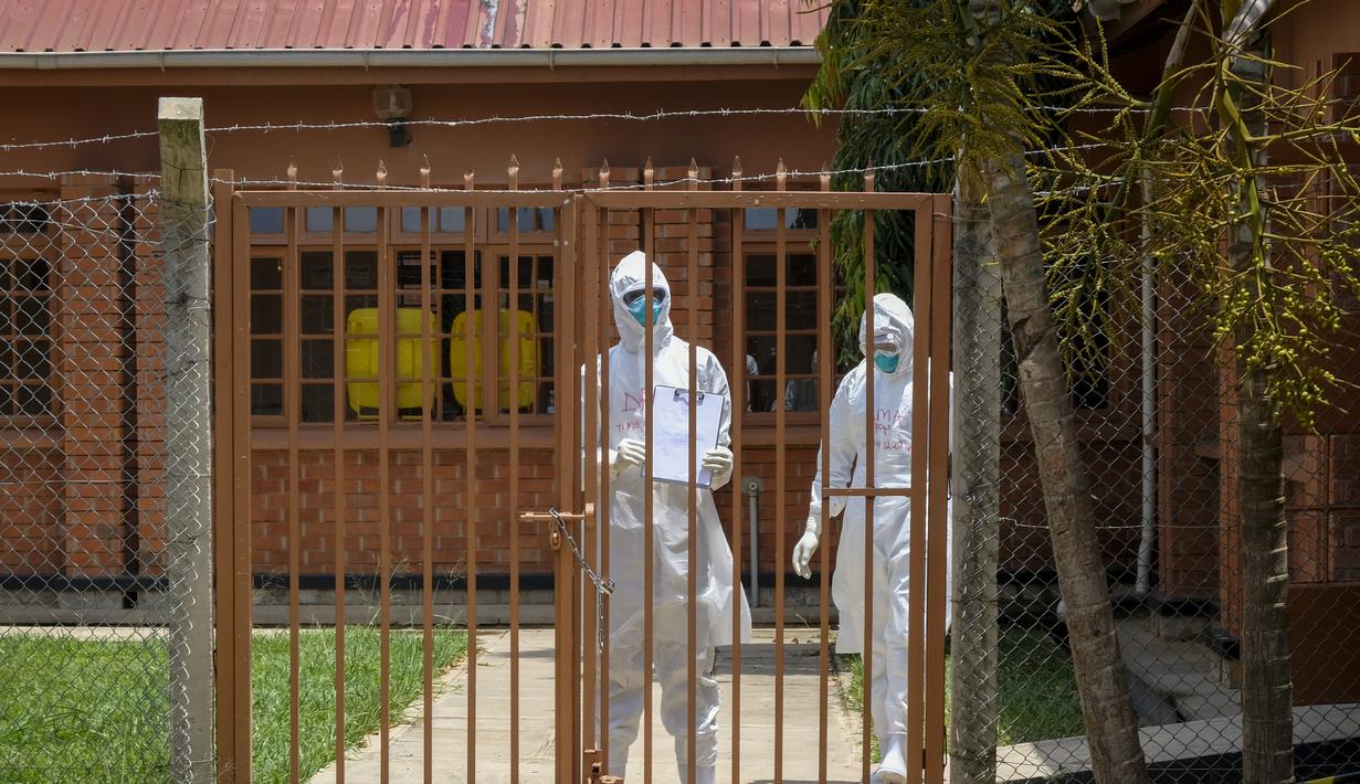 Para dokter mengenakan pakaian pelindung setelah mengunjungi seorang pasien yang kontak dengan korban Ebola, di bagian isolasi Rumah Sakit Rujukan Regional Entebbe di Entebbe, Uganda Kamis, 20 Oktober 2022. Pejabat WHO mengatakan pada Kamis (20/10), Wabah Ebola di Uganda berkembang pesat dalam sebulan yang membuat situasi yang sulit bagi petugas kesehatan di lapangan. (AP Photo/Hajarah Nalwadda)