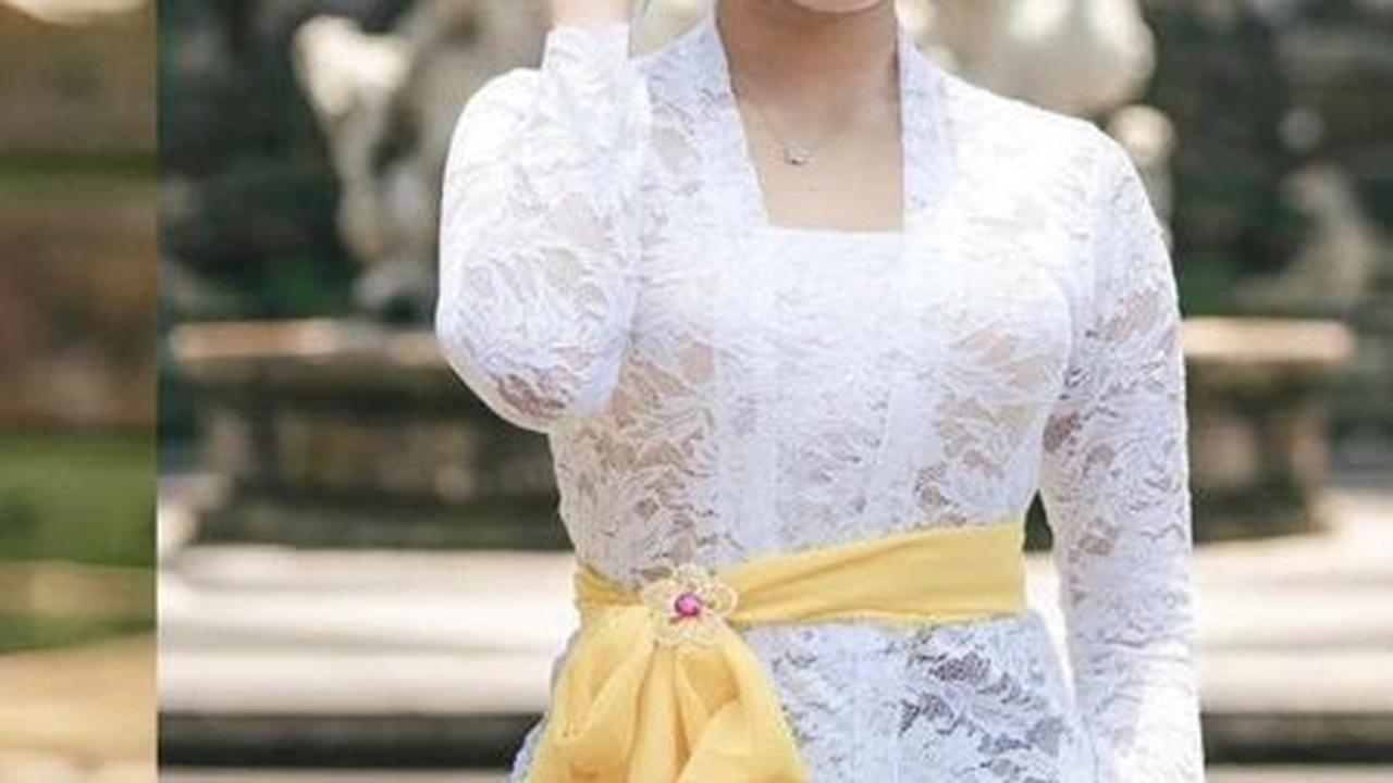 <b>5. Inspirasi Kebaya Bali Warna Putih Elegan</b><br>