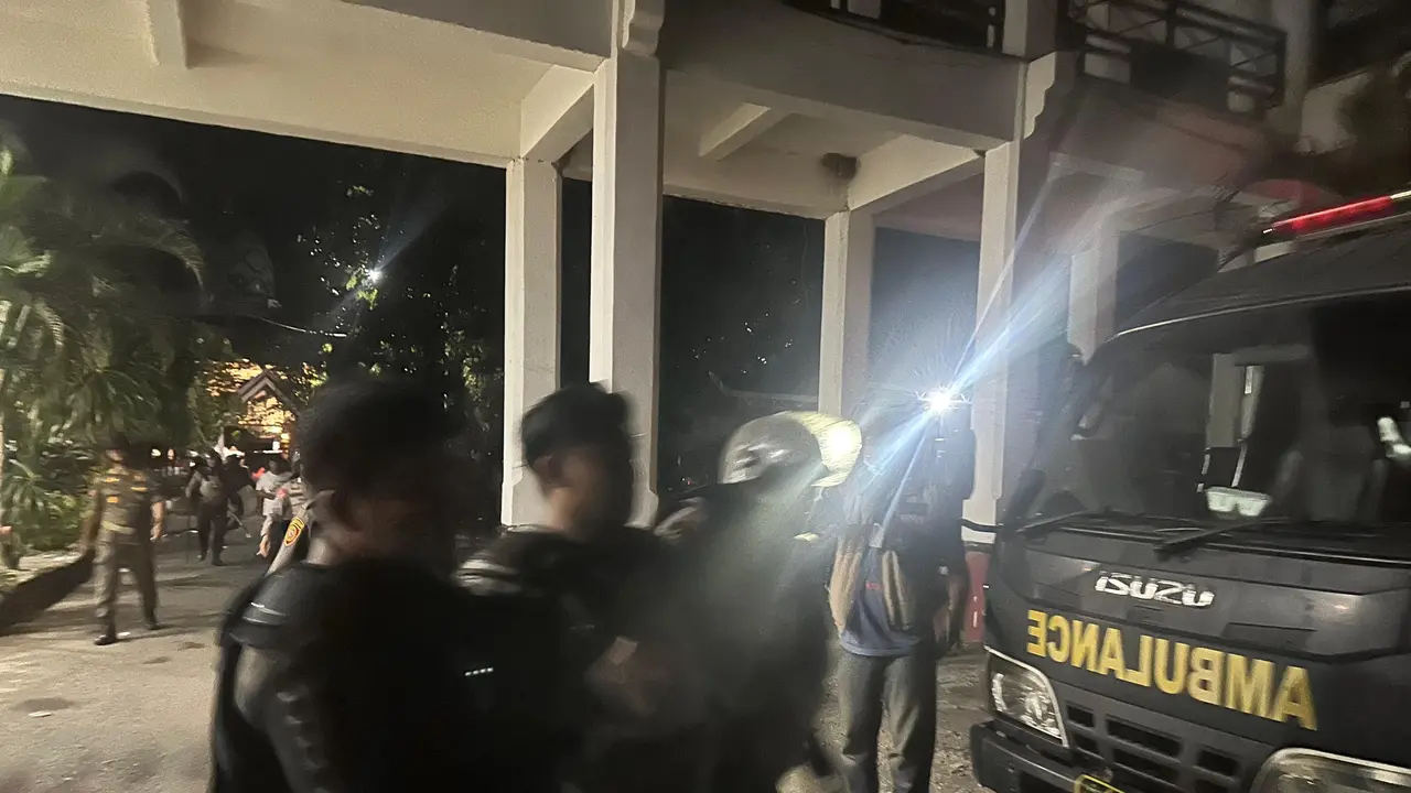 4 anggota Satpol PP Bone dan 2 anggota polisi dilaporkan mengalami luka akibat lemparan batu saat kericuhan terjadi dalam aksi unjuk rasa tolak kenaikan PBB-P2 di Kantor Bupati Bone