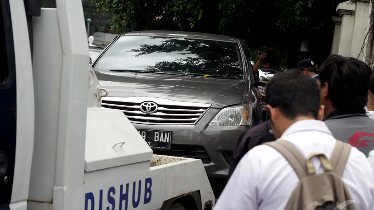 Petugas Pemadam Kebakaran keluhkan parkir mobil di bahu jalan