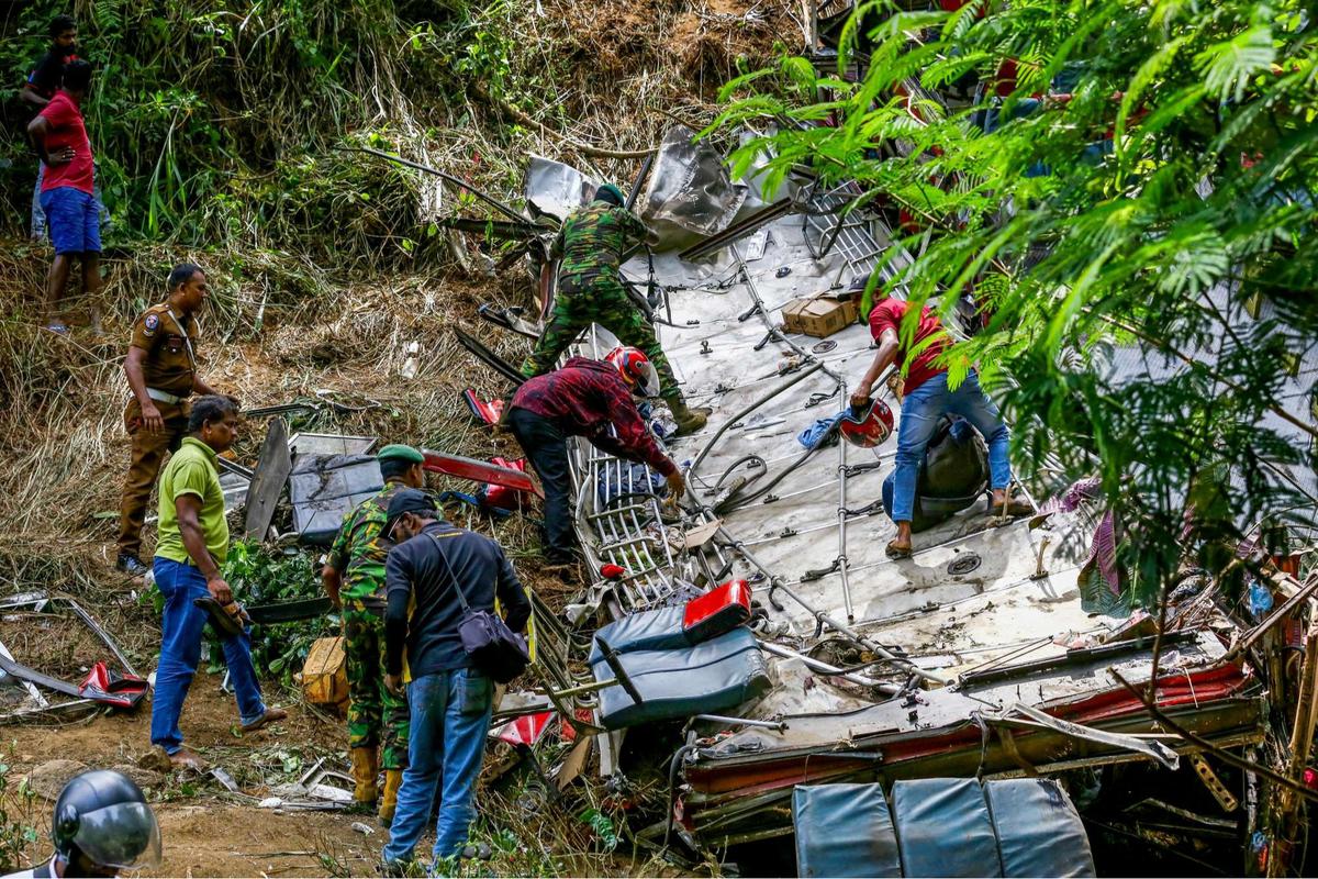 Kecelakaan Tragis Bus Penuh Sesak Terjun ke Jurang di Sri Lanka