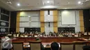 Suasana rapat dengar pendapat (RDP) dengan Komisi III DPR di Gedung Nusantara II, Kompleks Parlemen Senayan, Jakarta, Rabu (15/6). Rapat tersebut membahas laporan hasil Audit kasus RS. Sumber Waras. (Liputan6.com/Johan Tallo)