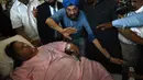 Eman Ahmed Abd El Aty menuju ambulans di rumah sakit di Mumbai, India (4/5). Eman yang merupakan wanita terberat di dunia ini lebih dari 2 bulan menjalani operasi bariatrik, berat badan Eman turun drastis dari 500 kg menjadi 176 kg. (Str/AFP)
