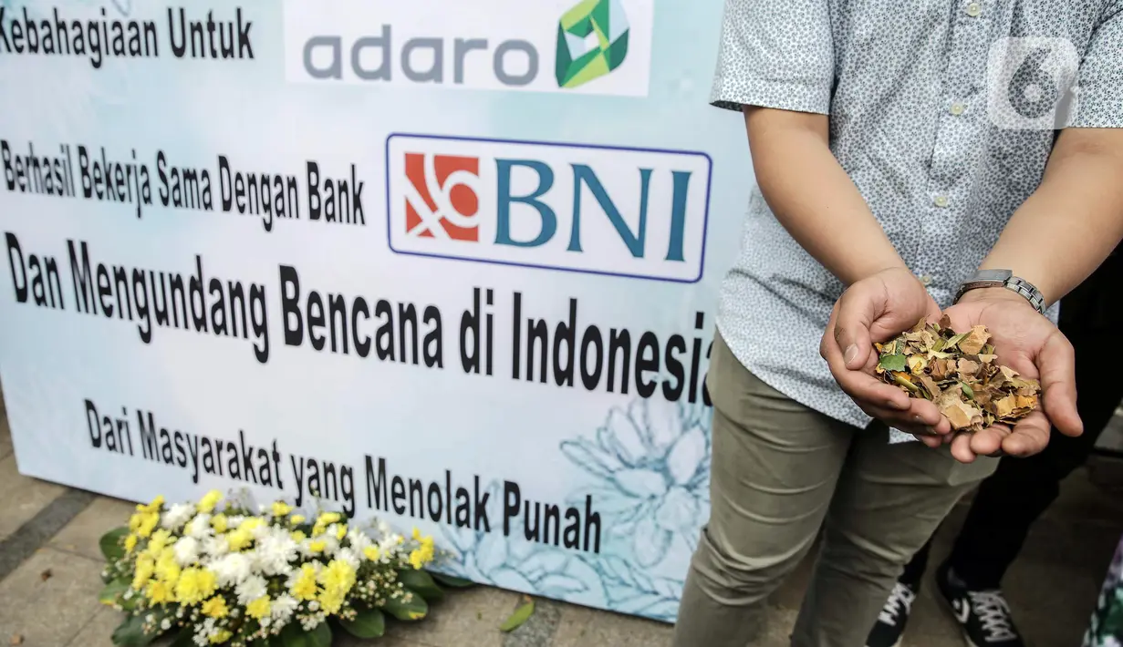 Gerakan Extinction Rebellion Indonesia menggelar aksi mengirim karangan bunga di depan Kantor Adaro, Jakarta, Senin (3/5/2021). Karangan bunga dikirim sebagai tanda duka cita karena memperparah krisis iklim dengan membiayai produsen batu bara terbesar kedua di Indonesia. (Liputan6.com/Faizal Fanani)