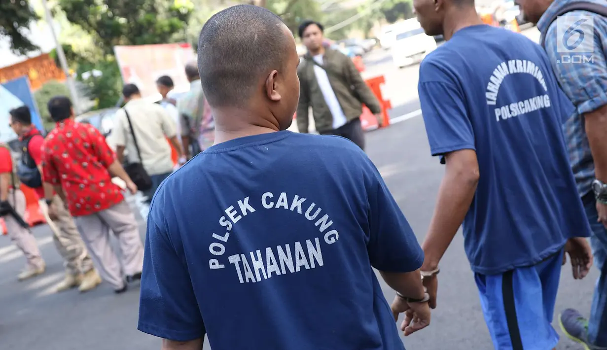 Para tersangka yang ditangkap dalam Operasi Cipta Kondisi di Mapolda Metro Jaya, Jakarta, Jumat (6/7). Polres terbanyak yang menangkap pelaku yakni Polrestro Jakarta Timur dengan jumlah yang ditangkap mencapai 100 orang. (Liputan6.com/Immanuel Antonius)