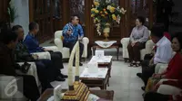 Ketua Umum PDI-P Megawati Soekarnoputri (kanan) berbincang dengan Ketua Umum Partai Amanat Nasional Zulkifli Hasan di kediaman Megawati di Jalan Teuku Umar, Jakarta, Selasa (22/11). (Liputan6.com/Faizal Fanani)