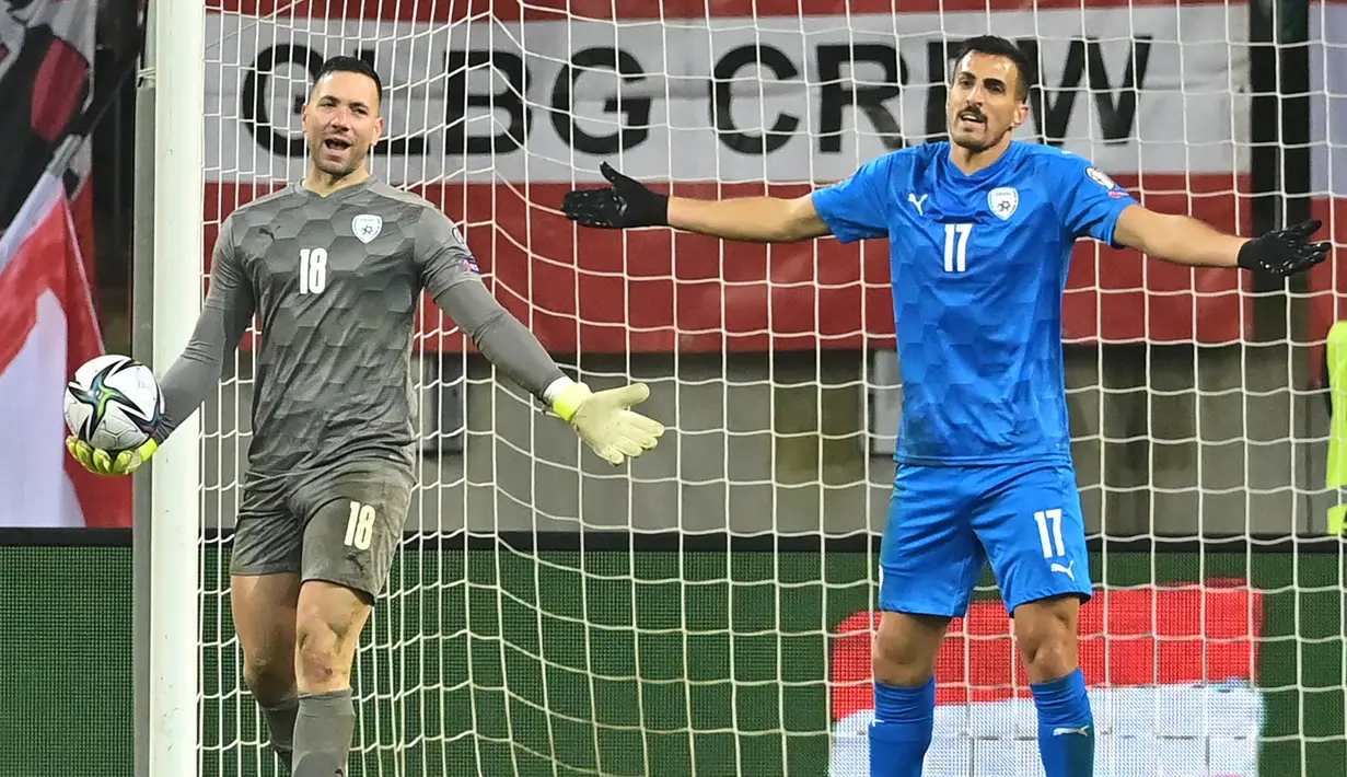 Ofir Marciano. Kiper Israel berusia 32 tahun yang kini memperkuat Feyenoord, mencatat 41 kali saves dan kebobolan 21 gol dari total 10 laga di Kualifikasi Piala Dunia 2022 Grup F. Dengan koleksi 16 poin dari 10 laga, Israel berada di posisi ke-3, di bawah Serbia dan Portugal. (AFP/Joe Klamar)