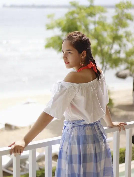 Kalau yang satu ini, Chelsea sepertinya sedang liburan dengan teman-temannya beberapa waktu lalu. Paduan warna putih dan motif kotak-kotak ini membuat ia terlihat simple dan chic. Cute banget kan? (Instagram/chelseaislan)