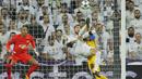 Aksi pemain Real Madrid, Sergio Ramos mencetak gol lewat tendangan salto ke gawang APOEL Nicosia pada laga grup H Liga Champions di Santiago Bernabeu stadium, Madrid, (13/9/2017). Real Madrid Menang 3-0. (AP/Paul White)