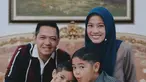 Ini nih potret Malik yang mendapatkan kejutan dari orangtua dan sang kakak di hari ulangtahunnya.(Instagram @ichaseobandono)