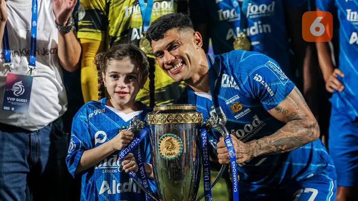 Striker Persib Bandung, Ciro Alves dan putrinya, Bella berpose bersama trofi saat perayaan gelar juara Championship Series BRI Liga 1 2023/2024 di Stadion Gelora Bangkalan, Madura, Jumat (31/5/2024). Persib Bandung sukses membungkam Madura United dengan s