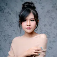 ilustrasi perempuan tersenyum/Photo by Febrian Zakaria on Unsplash