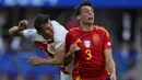Bek Timnas Spanyol, Robin Le Normand (kanan) berduel udara dengan striker Timnas Kroasia, Ante Budimir pada laga Grup B Euro 2024 di Olympiastadion, Berlin, Jeman, Sabtu (15/6/2024). (AP Photo/Ebrahim Noroozi)