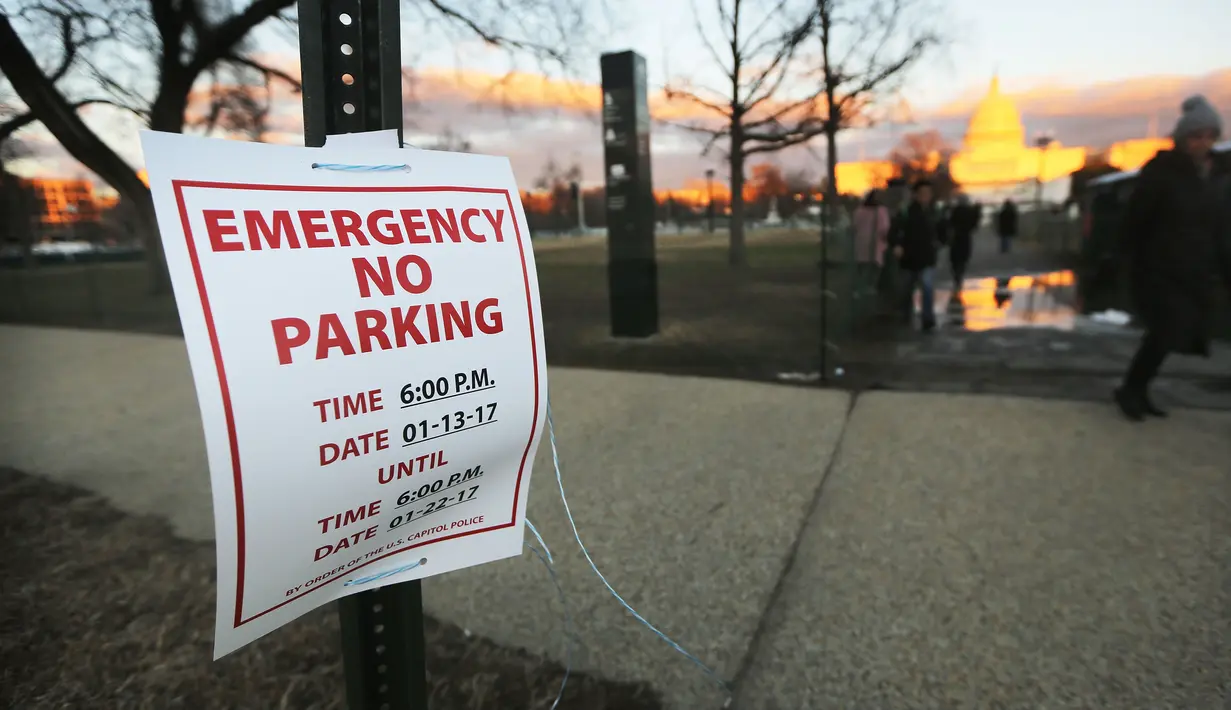 Tanda larangan parkir dipasang di West Front gedung AS Capitol Washington DC, sebelum pelantikan presiden baru Donald Trump, Kamis (19/1). Pengambilan sumpah Trump secara resmi akan digelar di tangga depan Gedung Capitol. (Mario Tama/Getty Images/AFP)